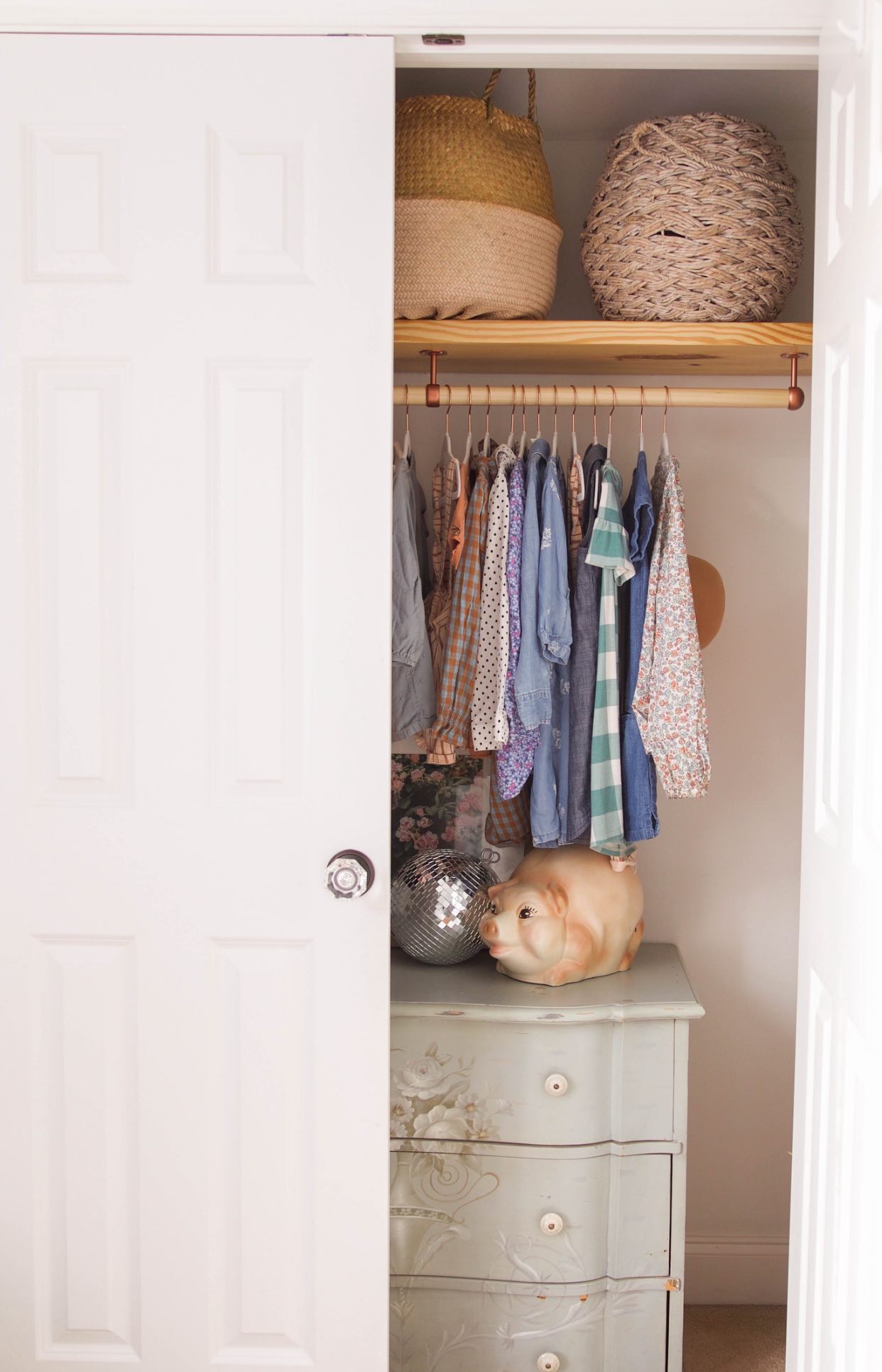 20 Bedroom Floating Shelves Ideas That Prove Small Spaces Can Still Look Stunning 13 bedroom floating shelves