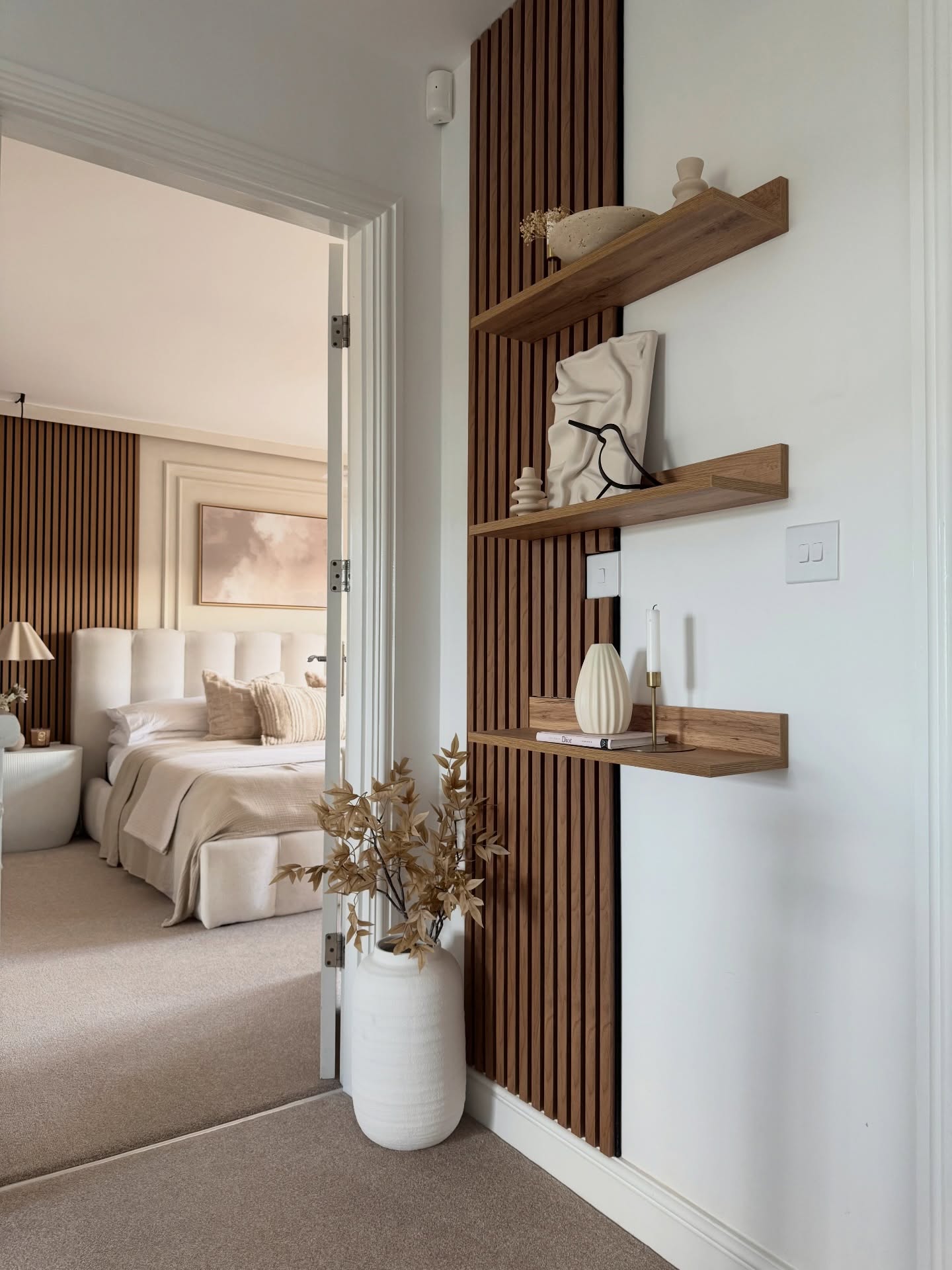 20 Bedroom Floating Shelves Ideas That Prove Small Spaces Can Still Look Stunning 4 bedroom floating shelves