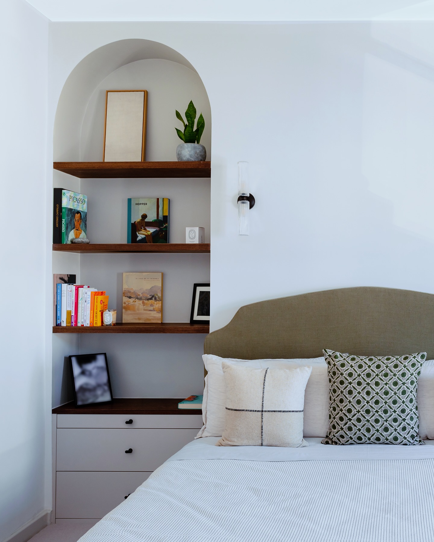 20 Bedroom Floating Shelves Ideas That Prove Small Spaces Can Still Look Stunning 14 bedroom floating shelves