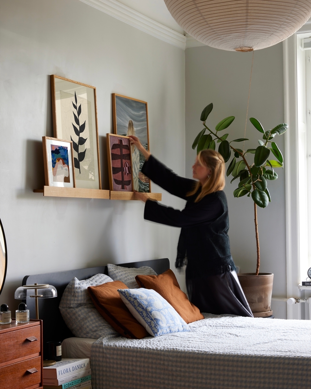 20 Bedroom Floating Shelves Ideas That Prove Small Spaces Can Still Look Stunning 5 bedroom floating shelves