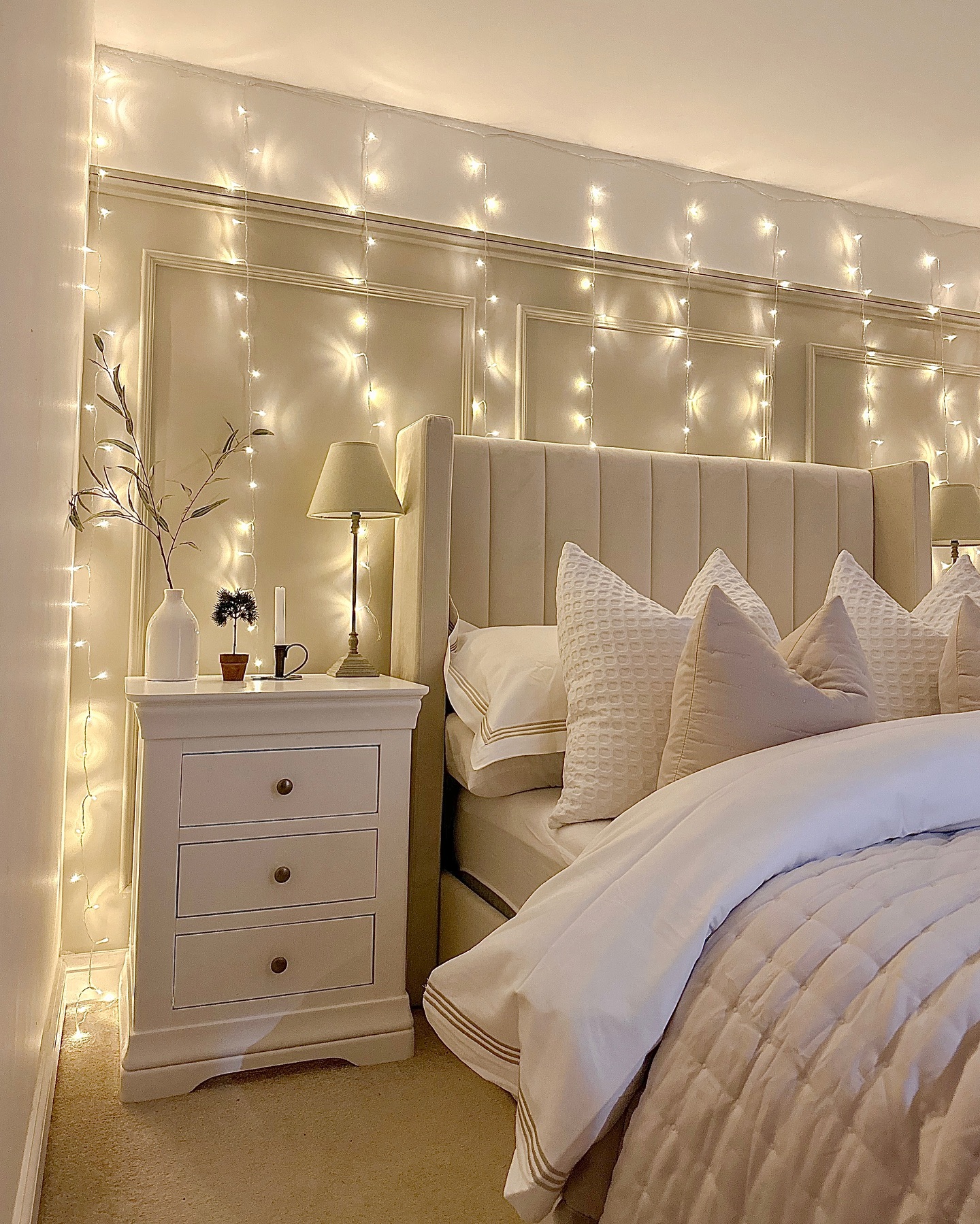 27 Dreamy Bedroom Fairy Lights Ideas To Transform Your Space (With 27 Images) 1 bedroom fairy lights