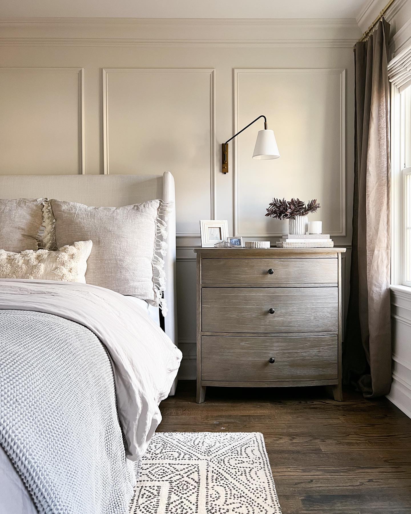 27 Bedroom Picture Frame Molding Ideas To Instantly Elevate Your Walls 15 bedroom picture frame molding