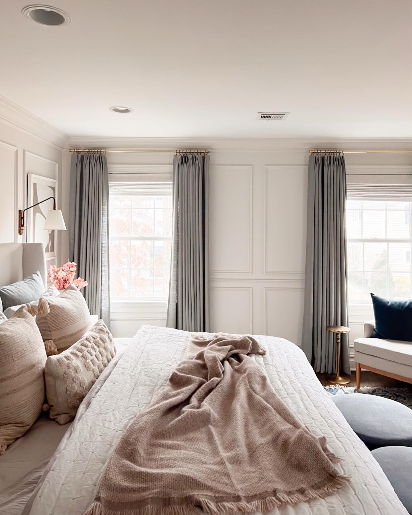 26 Cozy Bedroom Bedding Layers Ideas To Copy Now (26 Inspiring Images) 24 bedroom bedding layers