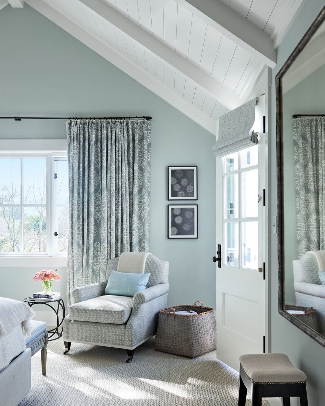 27 Airy Bedroom Design Ideas To Copy For A Light, Breezy Retreat 9 airy bedroom design