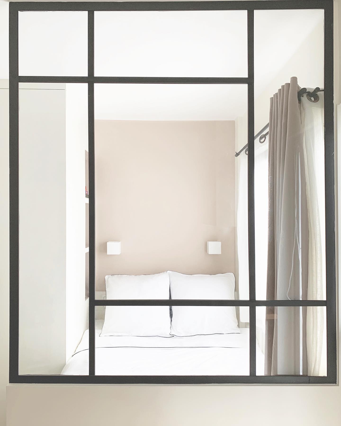 29 Stunning Bedroom Glass Wall Ideas To Transform Your Space (Photo Inspiration) 6 bedroom glass wall