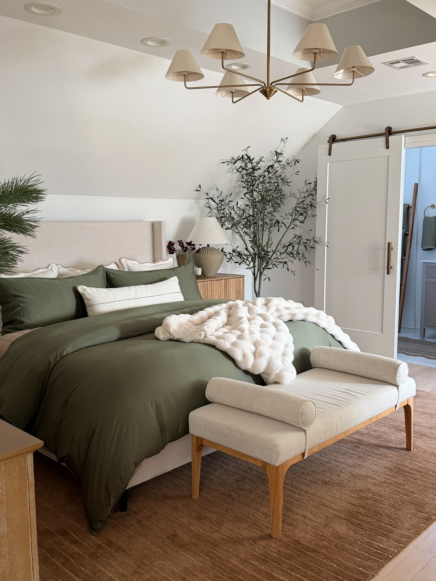 26 Cozy Bedroom Bedding Layers Ideas To Copy Now (26 Inspiring Images) 7 bedroom bedding layers