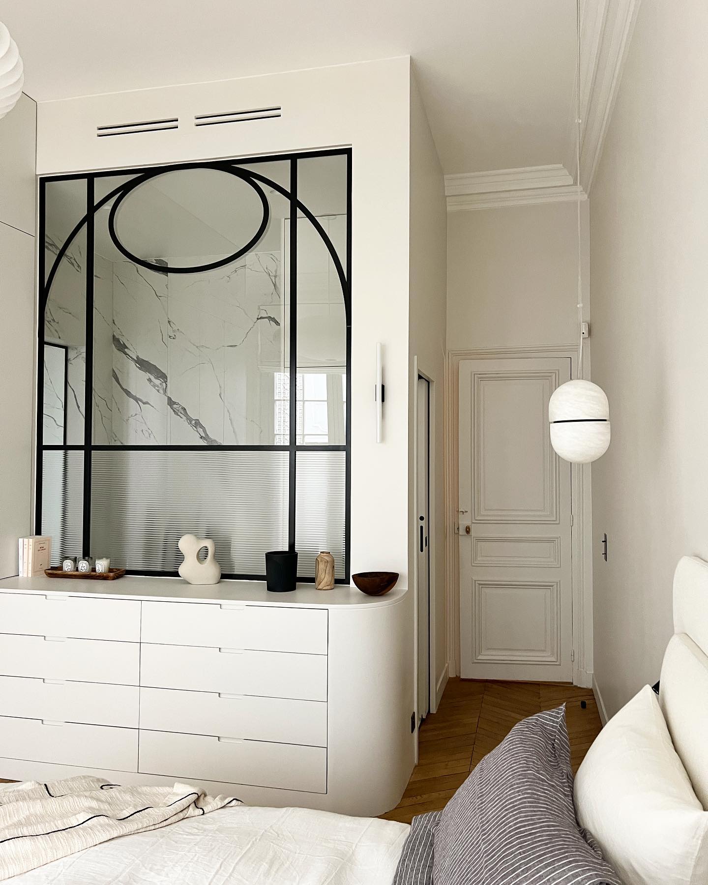 29 Stunning Bedroom Glass Wall Ideas To Transform Your Space (Photo Inspiration) 24 bedroom glass wall