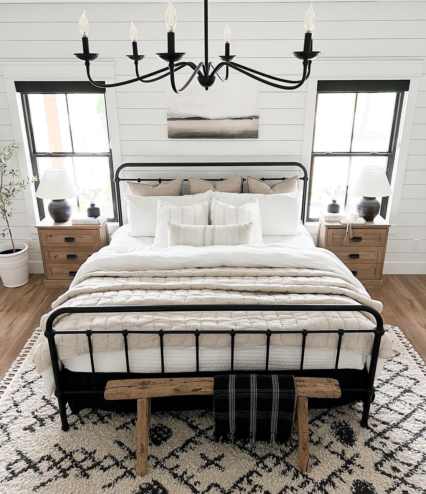 28 Cozy Farmhouse Bedroom Ideas To Copy Now (With Stunning Photos For Every Style) 9 farmhouse bedroom ideas