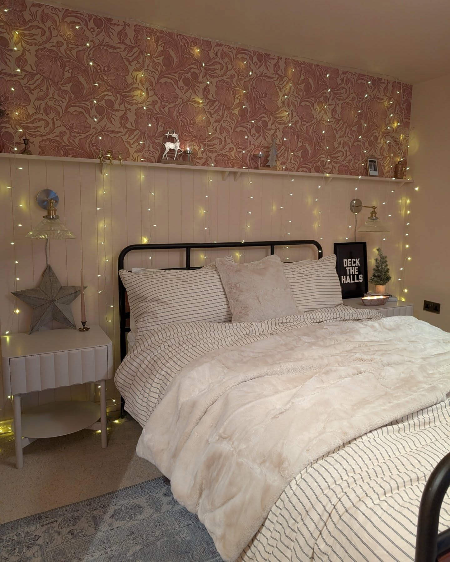 27 Dreamy Bedroom Fairy Lights Ideas To Transform Your Space (With 27 Images) 9 bedroom fairy lights