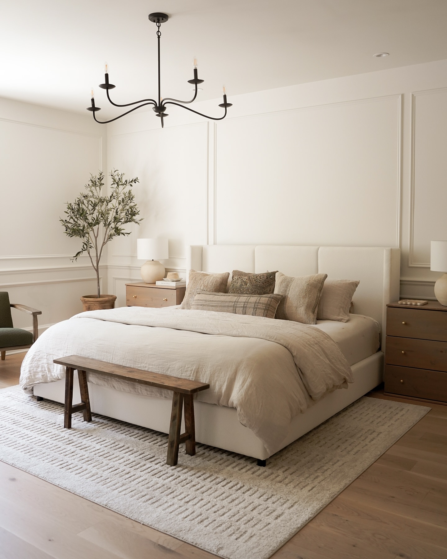 26 Cozy Bedroom Bedding Layers Ideas To Copy Now (26 Inspiring Images) 3 bedroom bedding layers