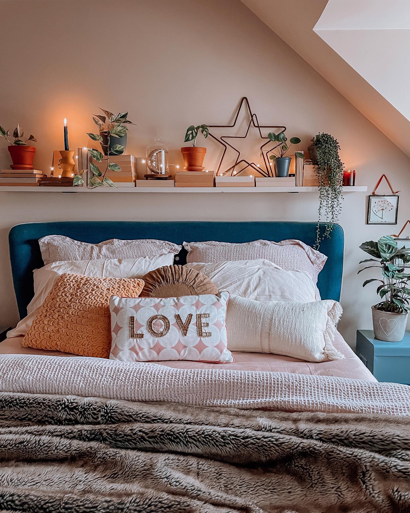 27 Dreamy Bedroom Fairy Lights Ideas To Transform Your Space (With 27 Images) 10 bedroom fairy lights