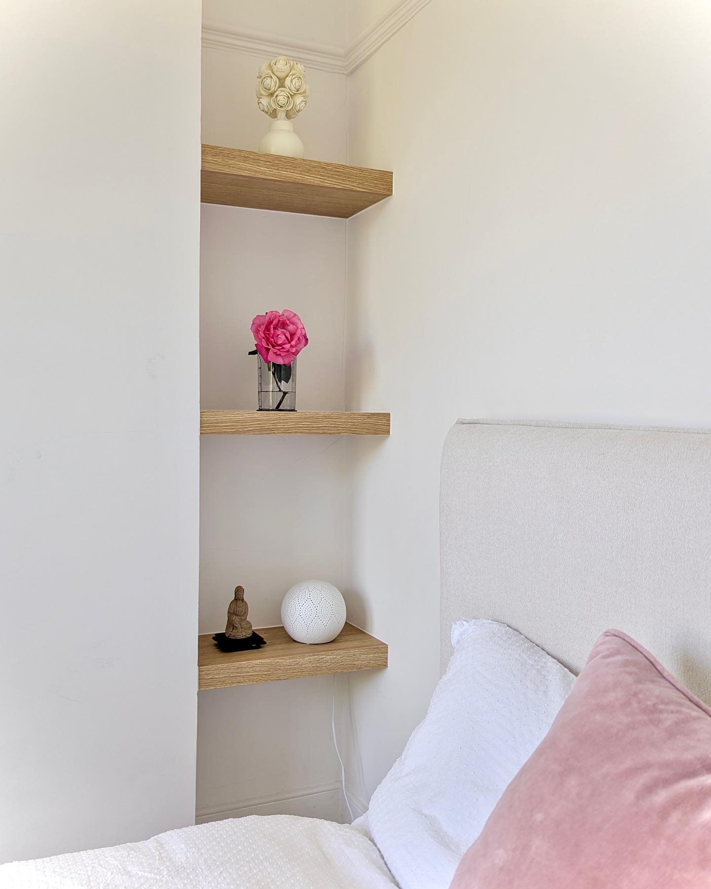 20 Bedroom Floating Shelves Ideas That Prove Small Spaces Can Still Look Stunning 7 bedroom floating shelves