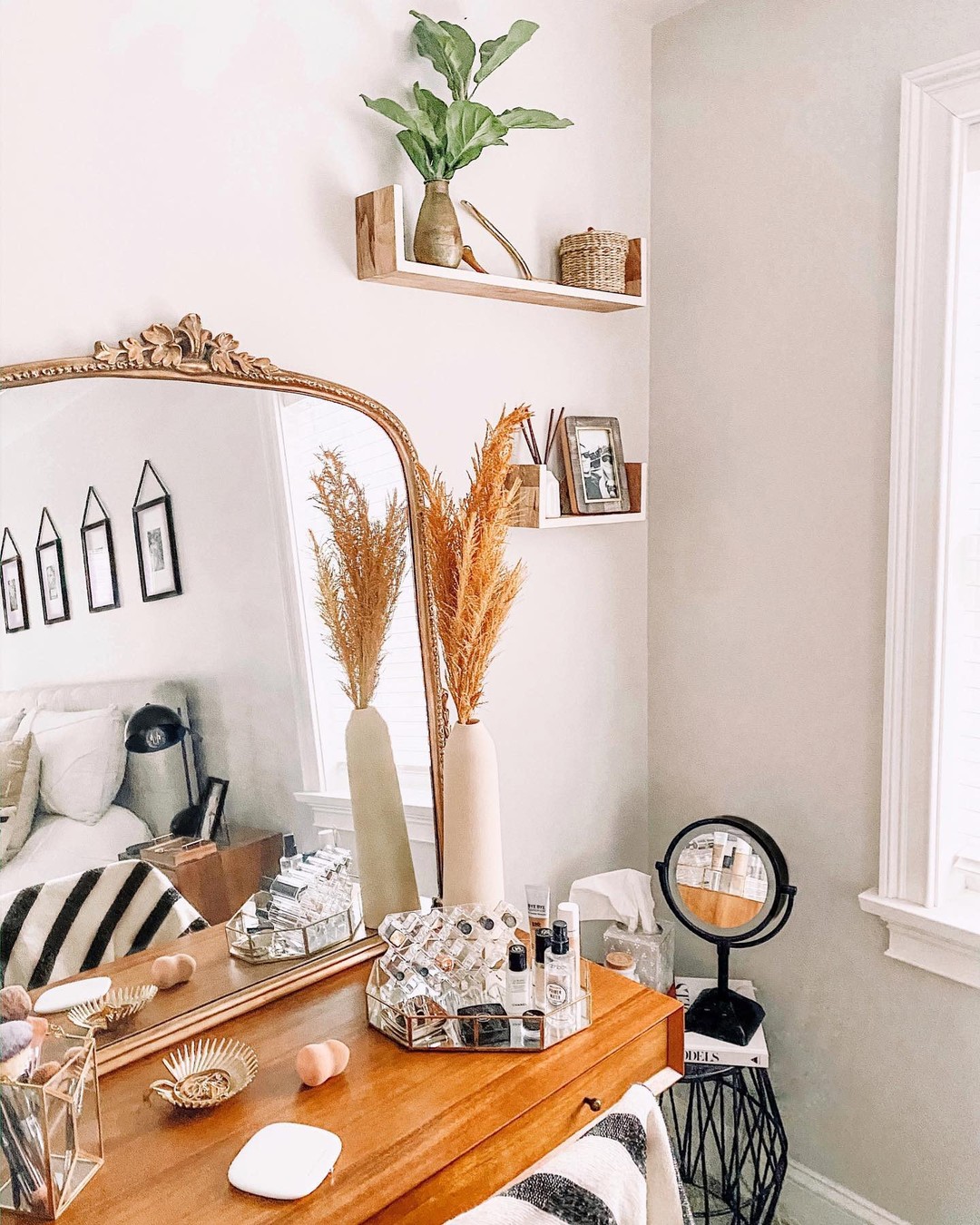 20 Bedroom Floating Shelves Ideas That Prove Small Spaces Can Still Look Stunning 9 bedroom floating shelves