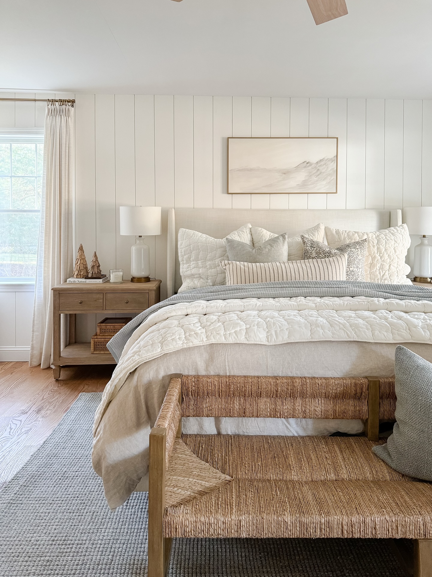28 Cozy Farmhouse Bedroom Ideas To Copy Now (With Stunning Photos For Every Style) 13 farmhouse bedroom ideas