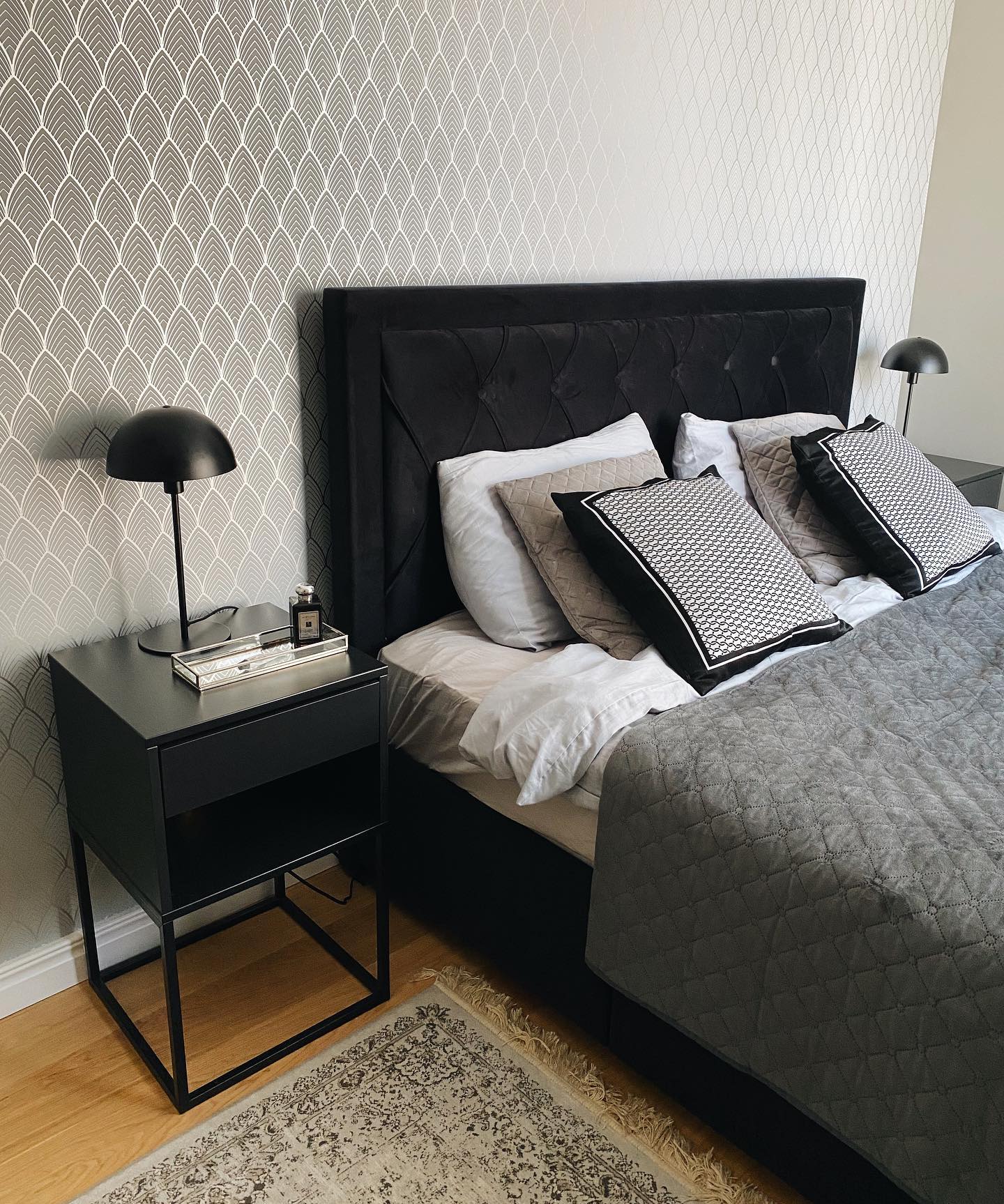 24 Gorgeous Art Deco Bedroom Ideas To Give Your Sleep Space Glam Makeover 18 art deco bedroom