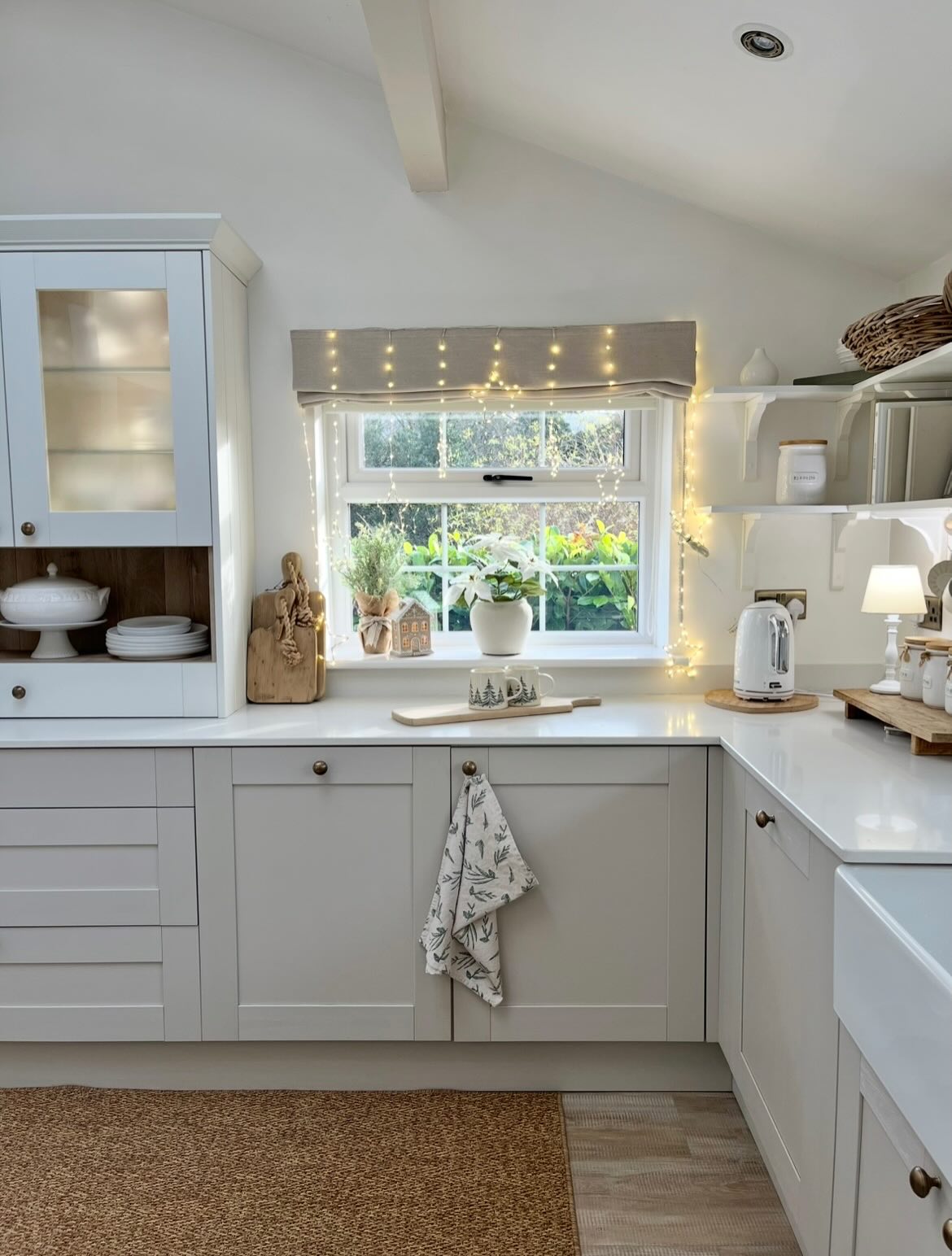 27 Dreamy Bedroom Fairy Lights Ideas To Transform Your Space (With 27 Images) 19 bedroom fairy lights