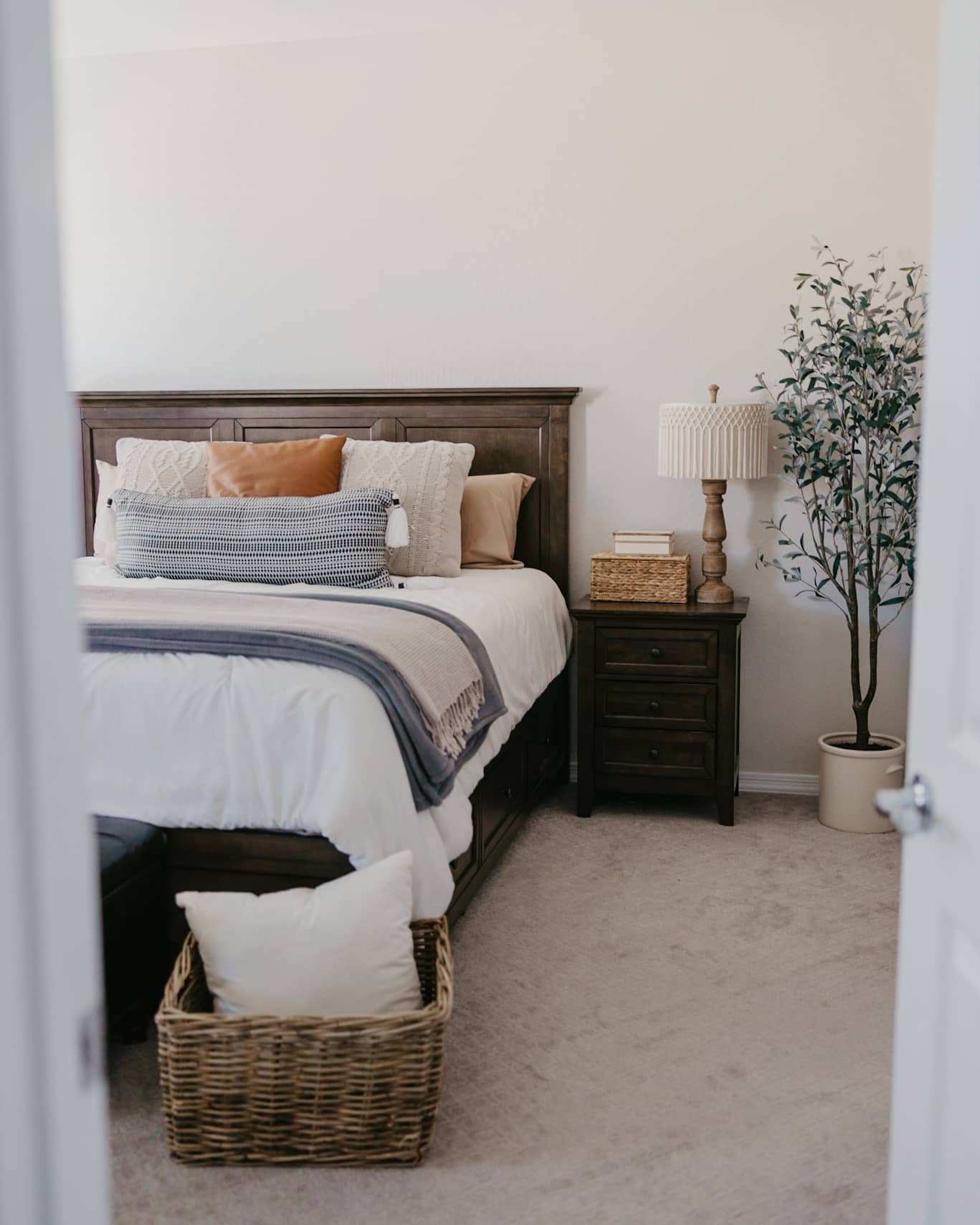 27 Bedroom Picture Frame Molding Ideas To Instantly Elevate Your Walls 5 bedroom picture frame molding