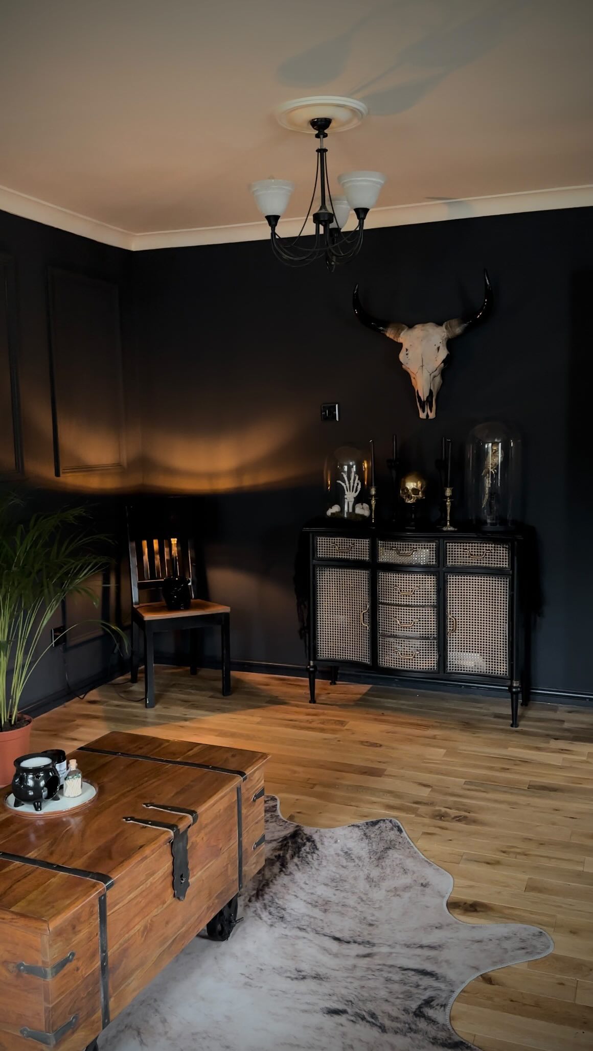 25 Maximalist Living Room Ideas: Bold, Eclectic Decor Inspiration In 25 Stunning Images 18 maximalist living room