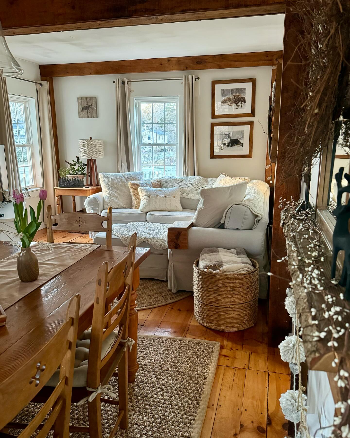 28 Farmhouse Living Room Ideas With Pictures For A Cozy, Charming Home 1 farmhouse living room