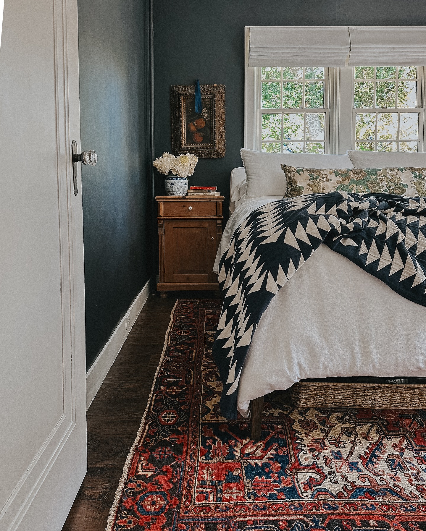 21 Vintage Rug Bedroom Ideas For A Cozy, Character-Filled Retreat (With 21 Inspiring Images) 6 vintage rug bedroom