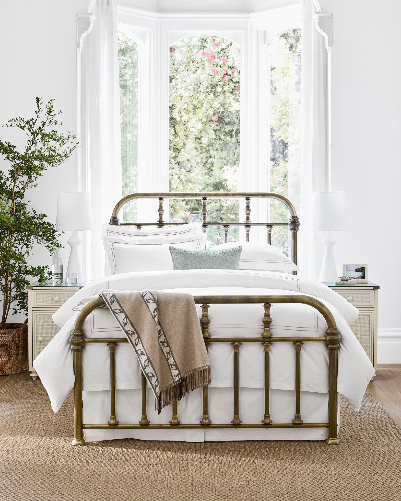 26 Brass Bed Bedroom Ideas That Prove This Classic Frame Is Totally Back In Style 10 brass bed bedroom
