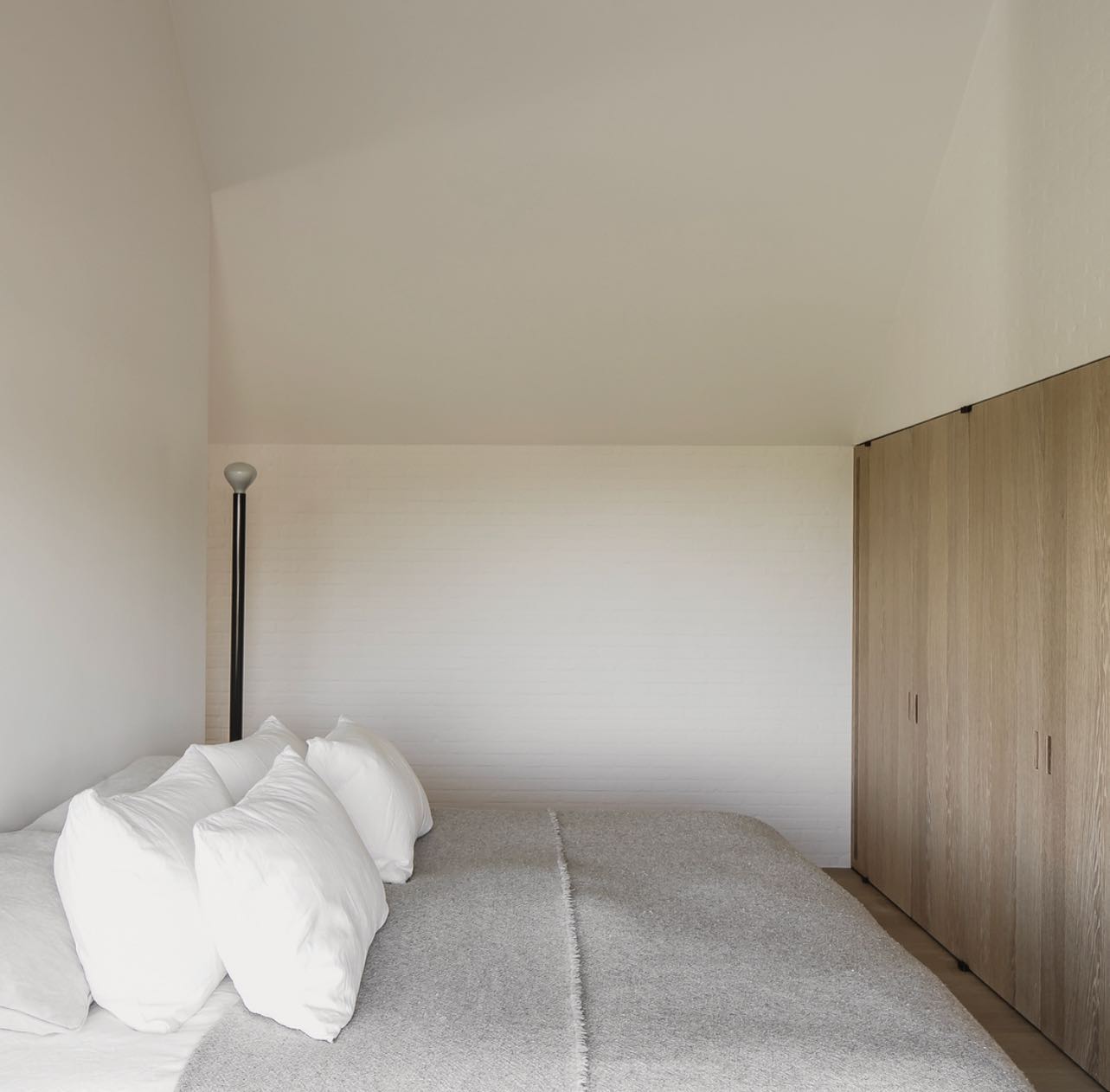 minimalist bedroom