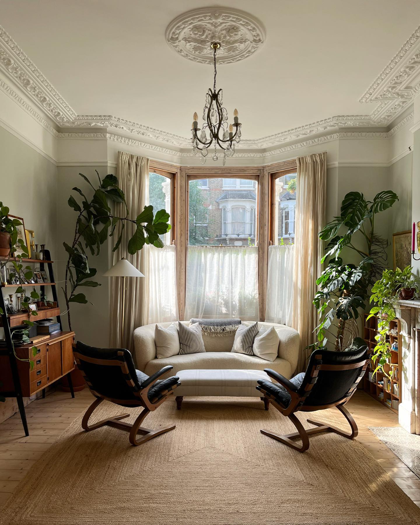 28 Cozy Jute Rug Bedroom Ideas To Copy Now (Stunning Inspiration + Styling Tips) 4 jute rug bedroom