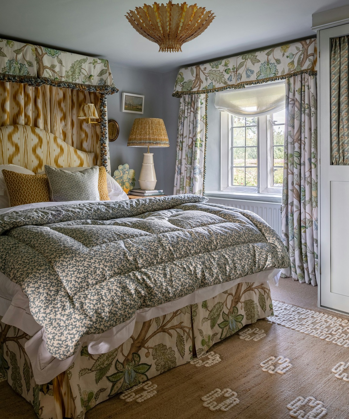 28 Cozy Jute Rug Bedroom Ideas To Copy Now (Stunning Inspiration + Styling Tips) 24 jute rug bedroom