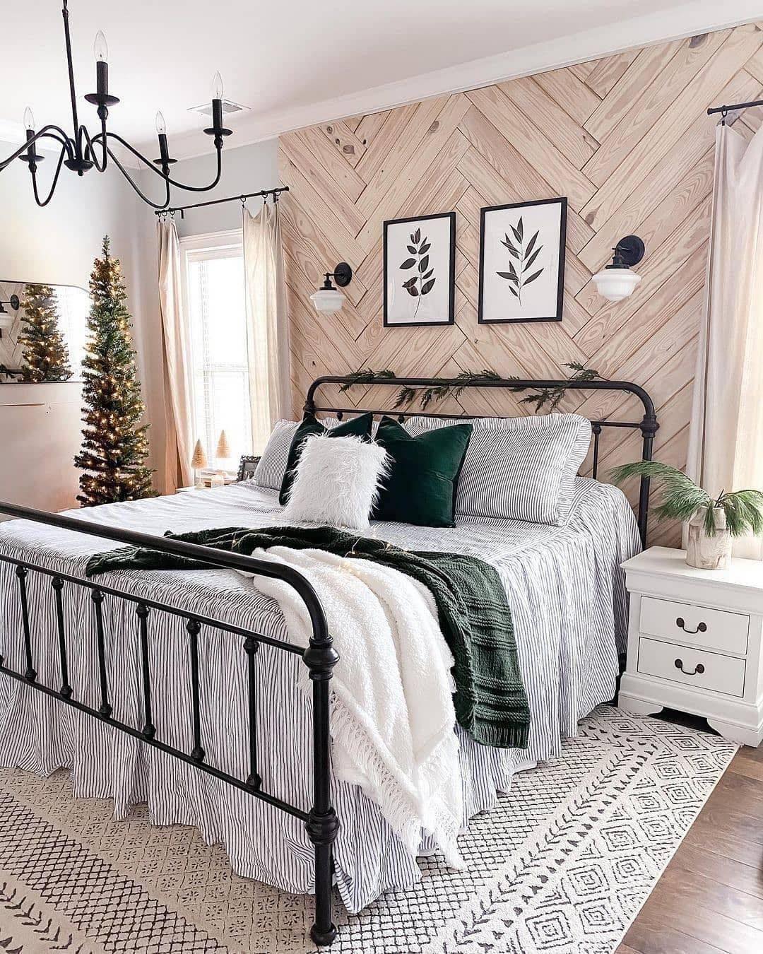 28 Cozy Farmhouse Bedroom Ideas To Copy Now (With Stunning Photos For Every Style) 4 farmhouse bedroom ideas