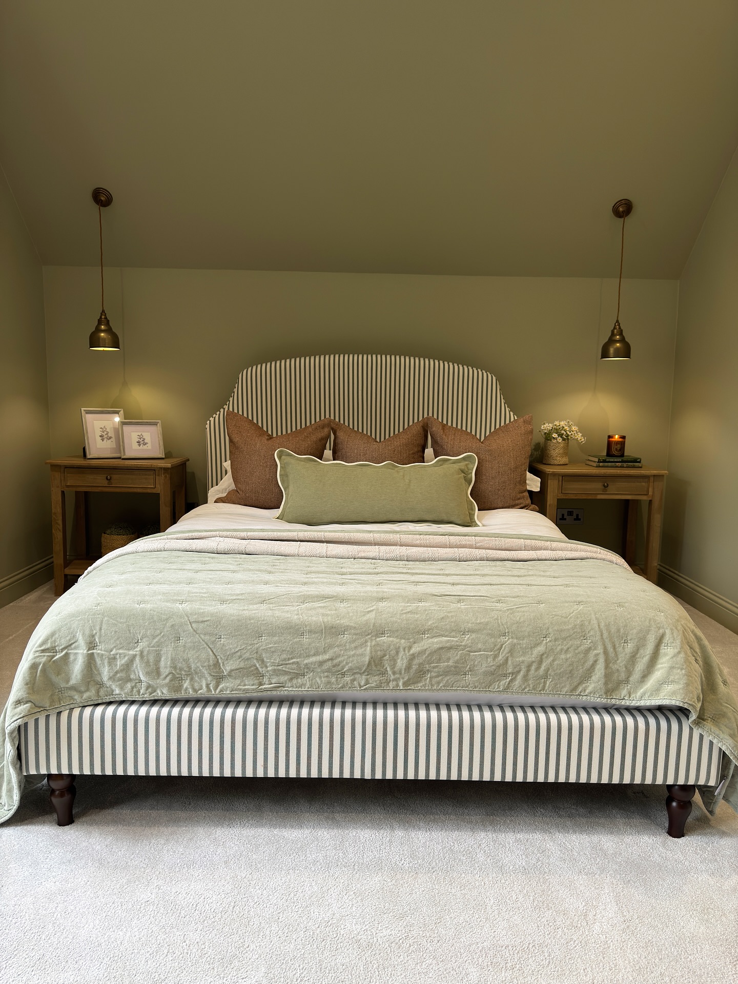 26 Brass Bed Bedroom Ideas That Prove This Classic Frame Is Totally Back In Style 25 brass bed bedroom