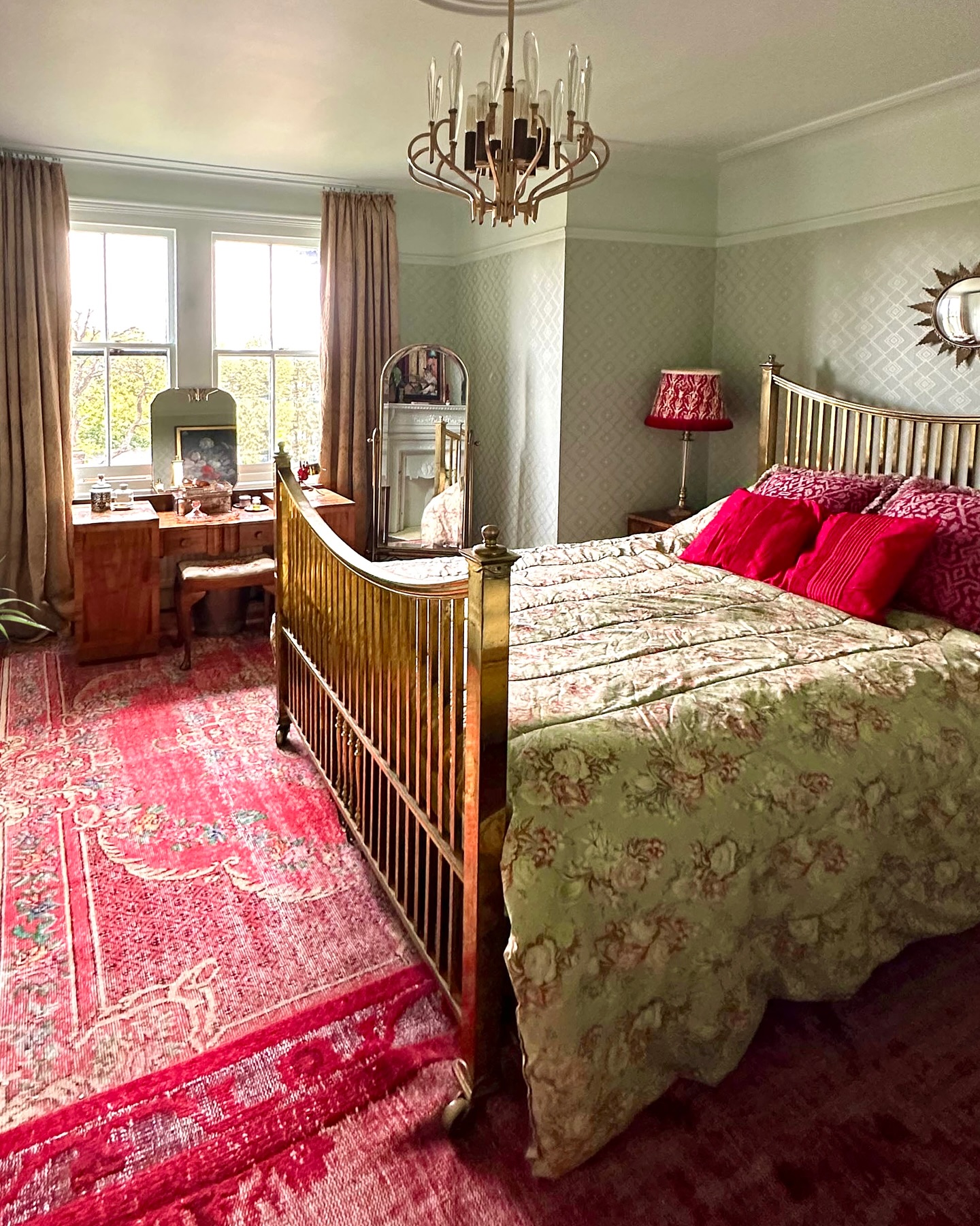 26 Brass Bed Bedroom Ideas That Prove This Classic Frame Is Totally Back In Style 15 brass bed bedroom