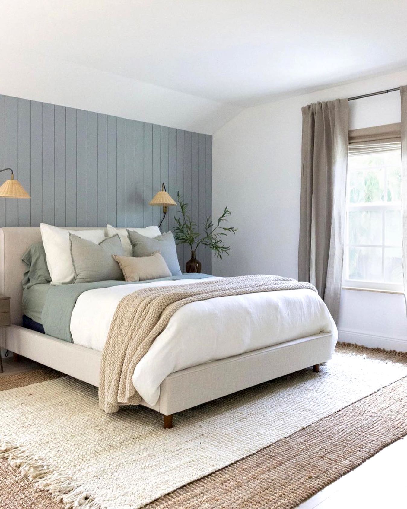 28 Cozy Jute Rug Bedroom Ideas To Copy Now (Stunning Inspiration + Styling Tips) 18 jute rug bedroom