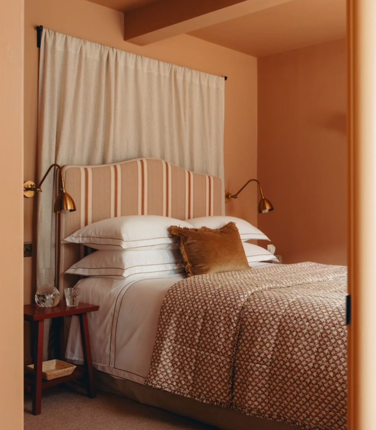 four poster bed bedroom