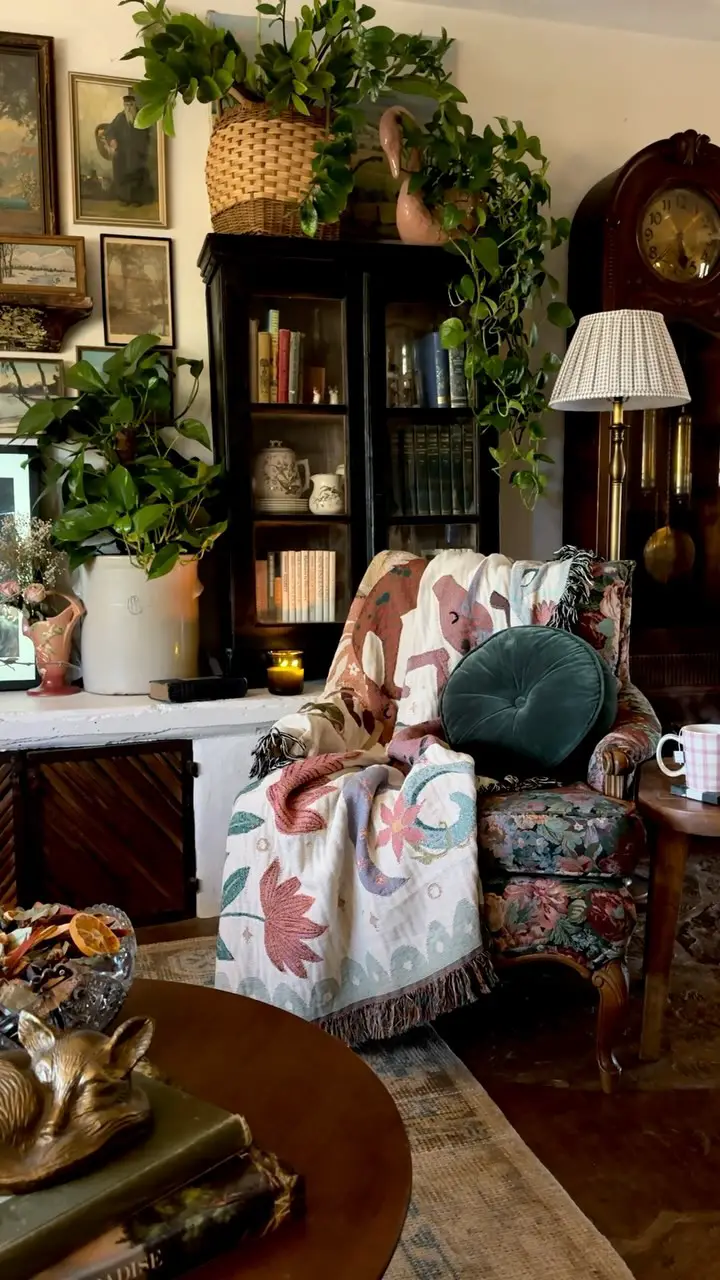 25 Maximalist Living Room Ideas: Bold, Eclectic Decor Inspiration In 25 Stunning Images 6 maximalist living room