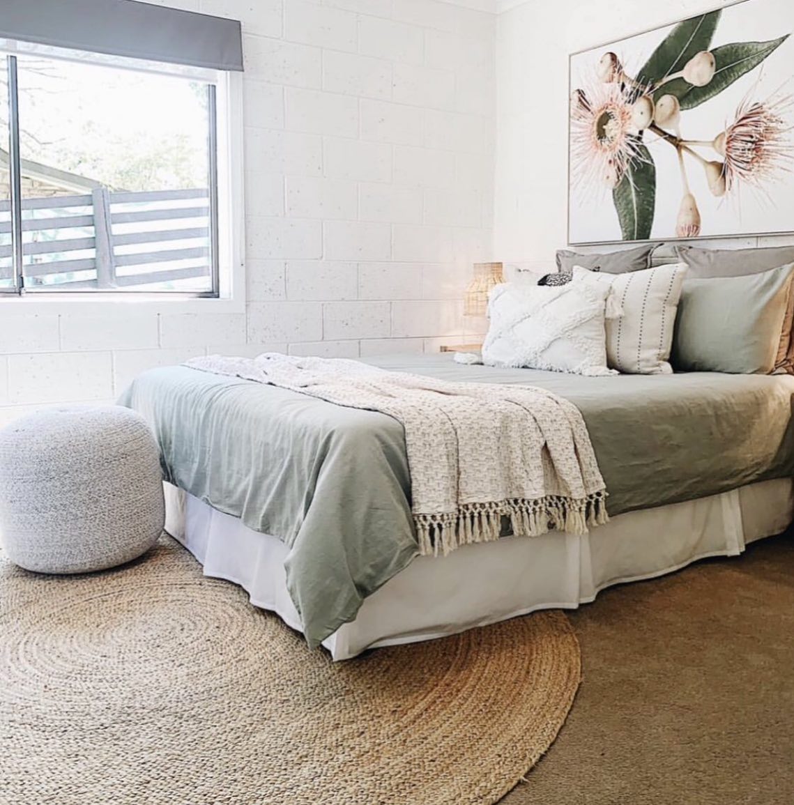 28 Cozy Jute Rug Bedroom Ideas To Copy Now (Stunning Inspiration + Styling Tips) 22 jute rug bedroom