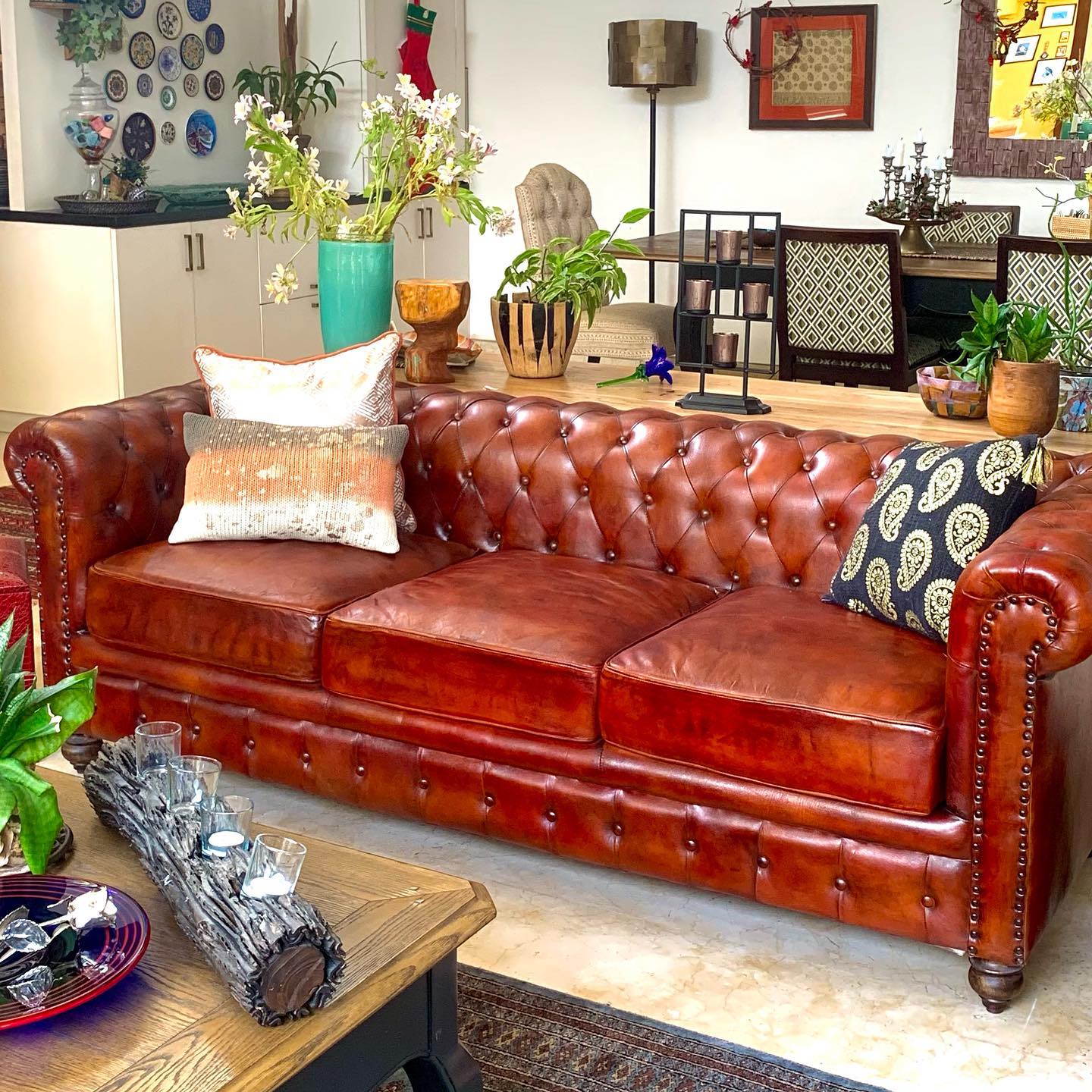 24 Chic Chesterfield Sofa Living Room Ideas To Copy Right Now (With Photos) 14 chesterfield sofa living room