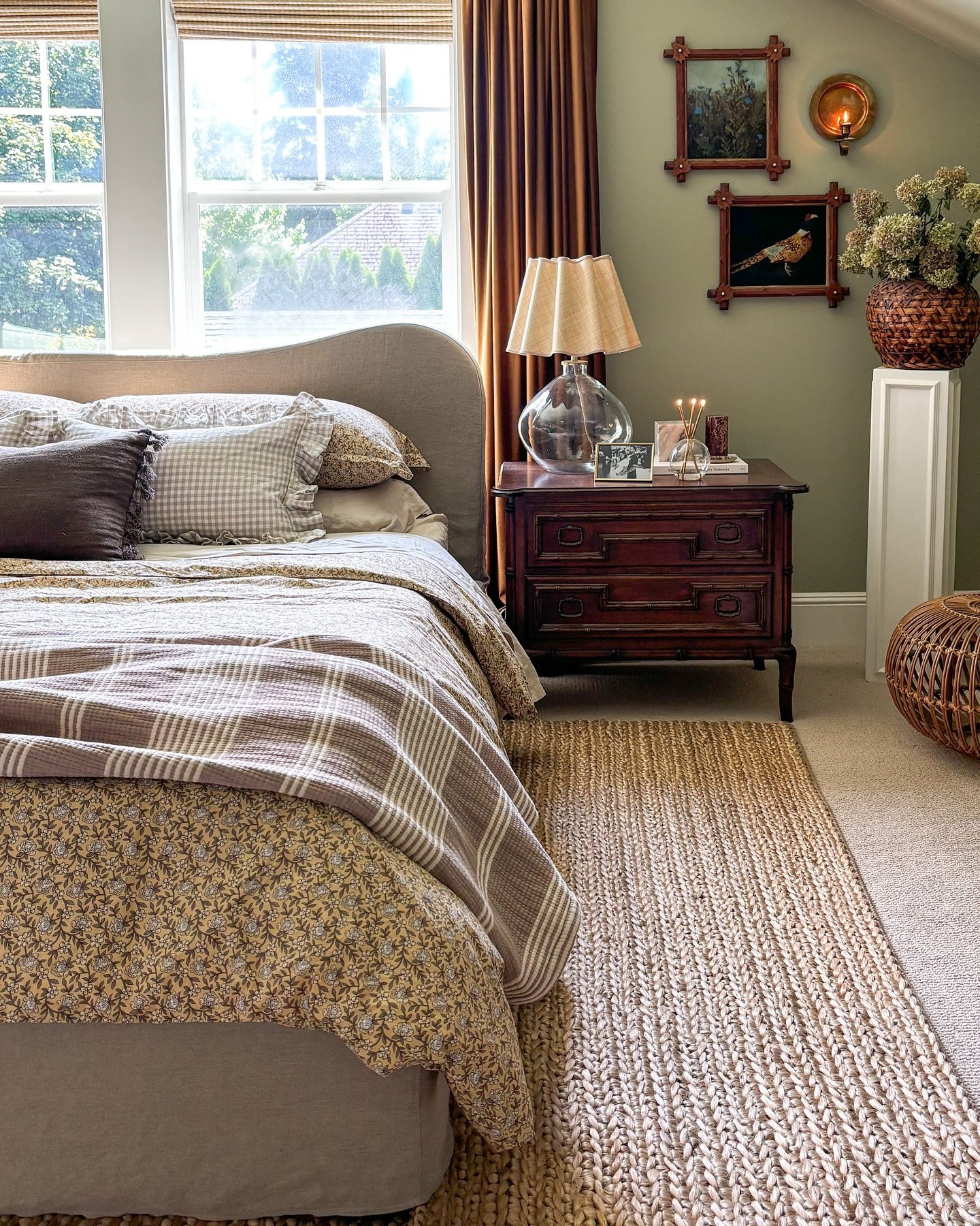 28 Cozy Jute Rug Bedroom Ideas To Copy Now (Stunning Inspiration + Styling Tips) 25 jute rug bedroom