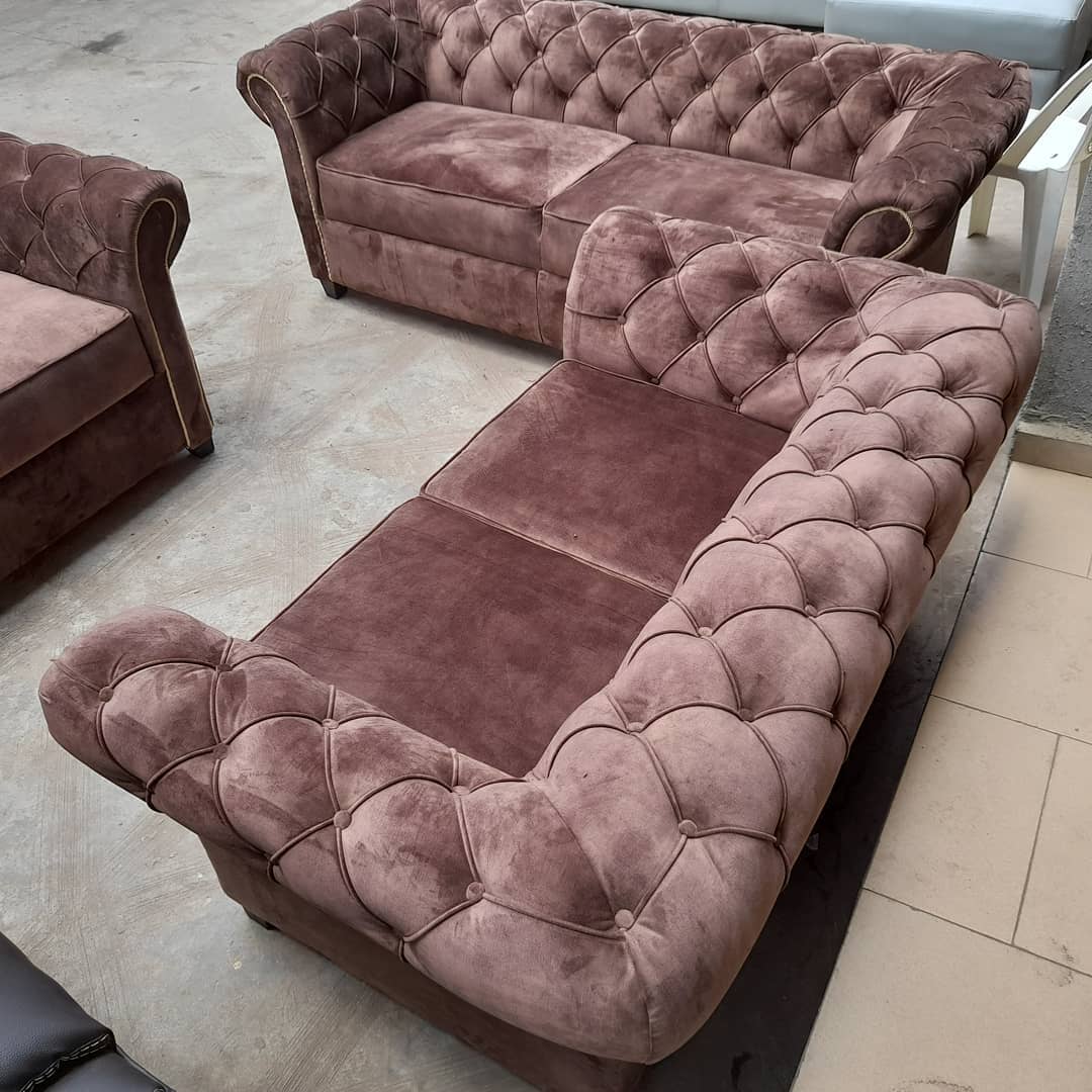 24 Chic Chesterfield Sofa Living Room Ideas To Copy Right Now (With Photos) 19 chesterfield sofa living room