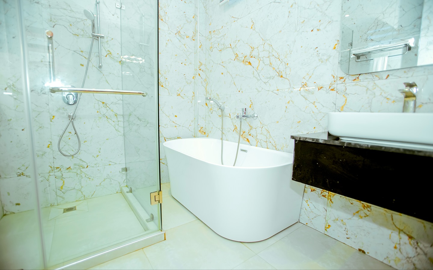 17 Dreamy Bedroom With Bathtub Ideas You’ll Want To Copy Right Now 4 bedroom with bathtub