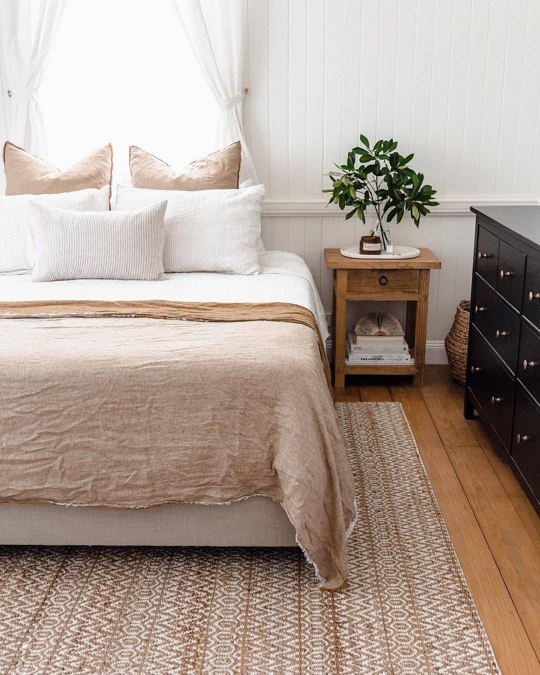 28 Cozy Jute Rug Bedroom Ideas To Copy Now (Stunning Inspiration + Styling Tips) 1 jute rug bedroom