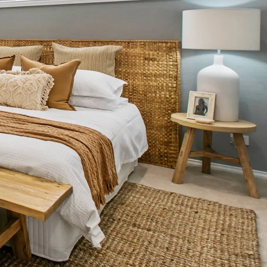 28 Cozy Jute Rug Bedroom Ideas To Copy Now (Stunning Inspiration + Styling Tips) 21 jute rug bedroom