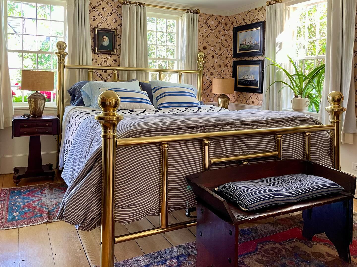 26 Brass Bed Bedroom Ideas That Prove This Classic Frame Is Totally Back In Style 1 brass bed bedroom