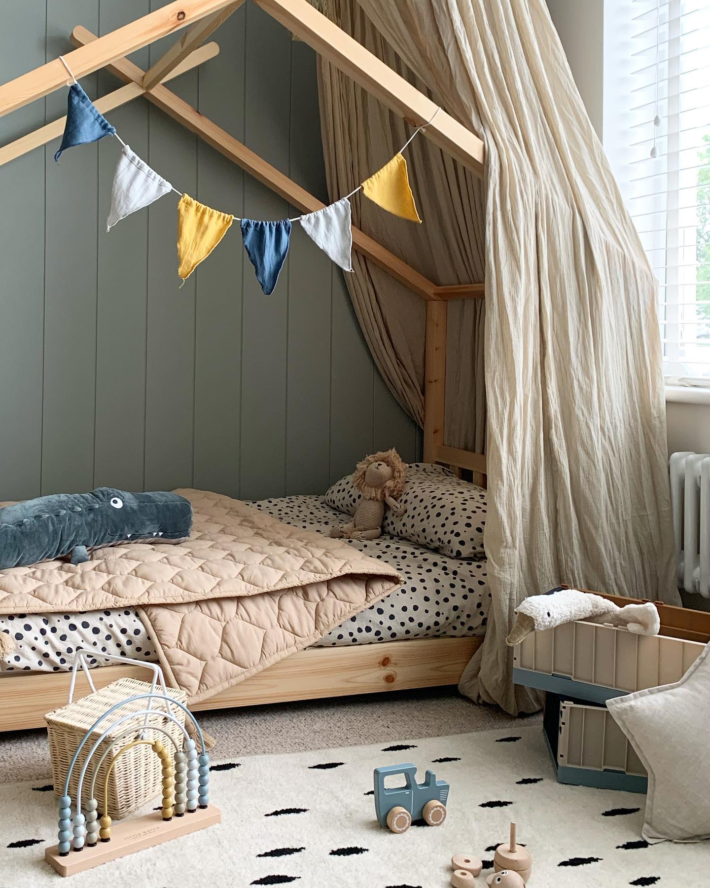 29 Adorable Toddler Bedroom Decor Ideas: Cute & Clever Styling Tips With 29 Inspiring Images 21 toddler bedroom decor
