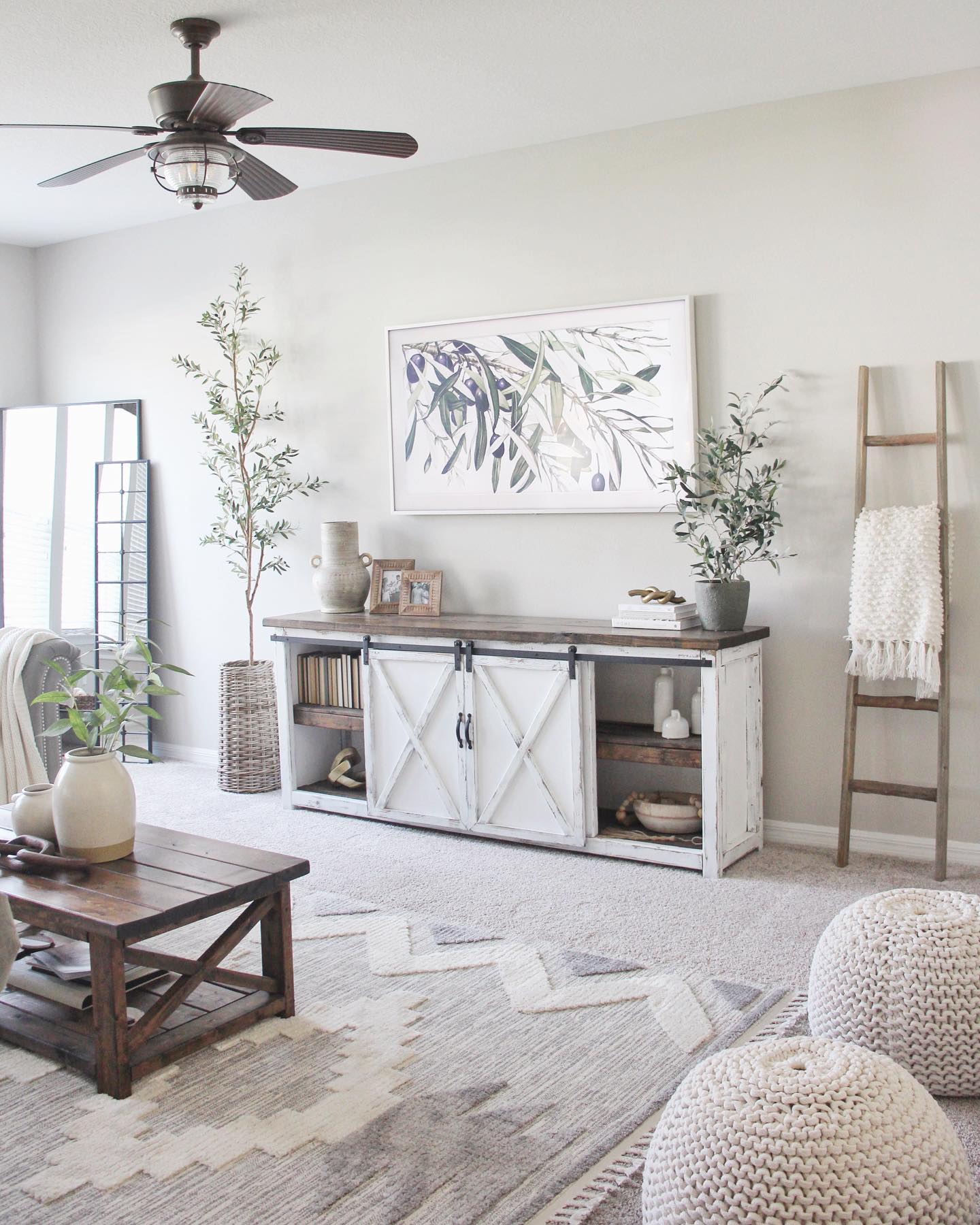 28 Farmhouse Living Room Ideas With Pictures For A Cozy, Charming Home 14 farmhouse living room