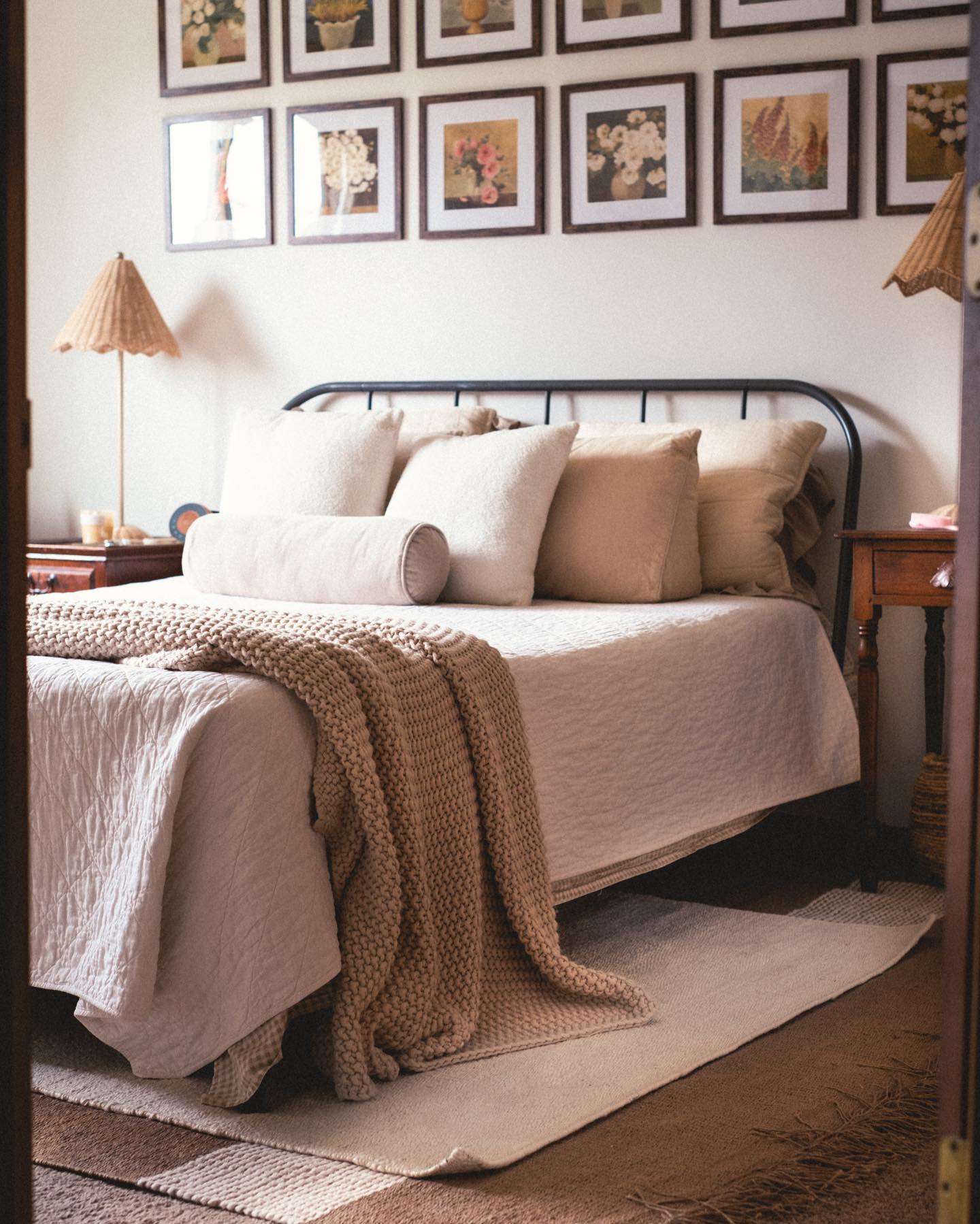 28 Cozy Jute Rug Bedroom Ideas To Copy Now (Stunning Inspiration + Styling Tips) 13 jute rug bedroom