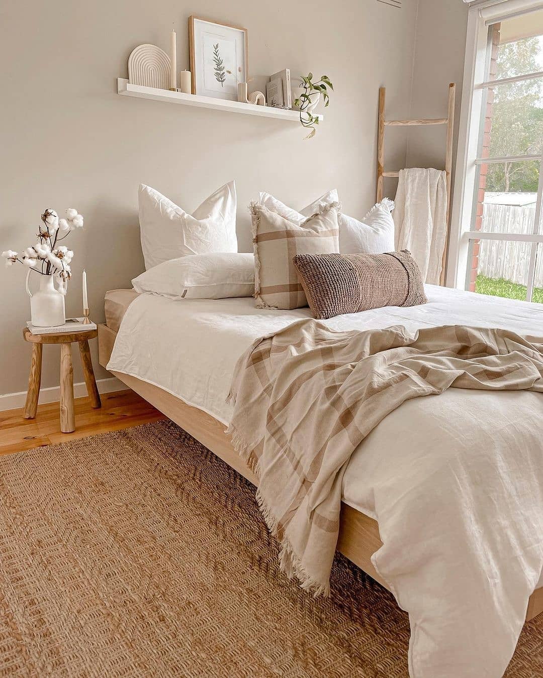 28 Cozy Jute Rug Bedroom Ideas To Copy Now (Stunning Inspiration + Styling Tips) 23 jute rug bedroom