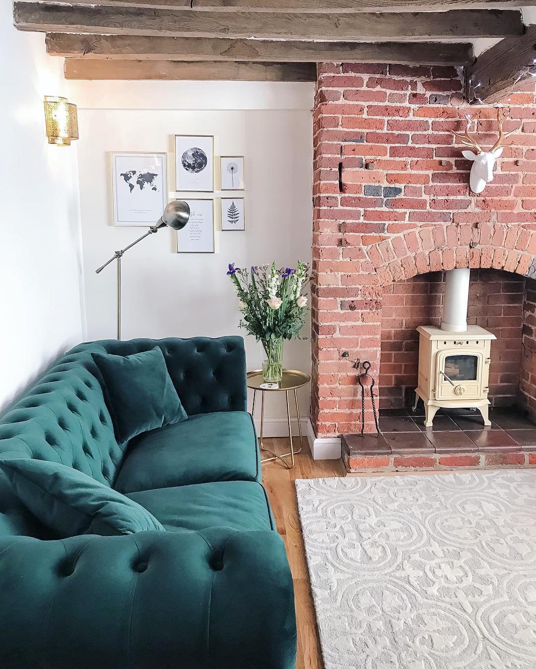 24 Chic Chesterfield Sofa Living Room Ideas To Copy Right Now (With Photos) 10 chesterfield sofa living room