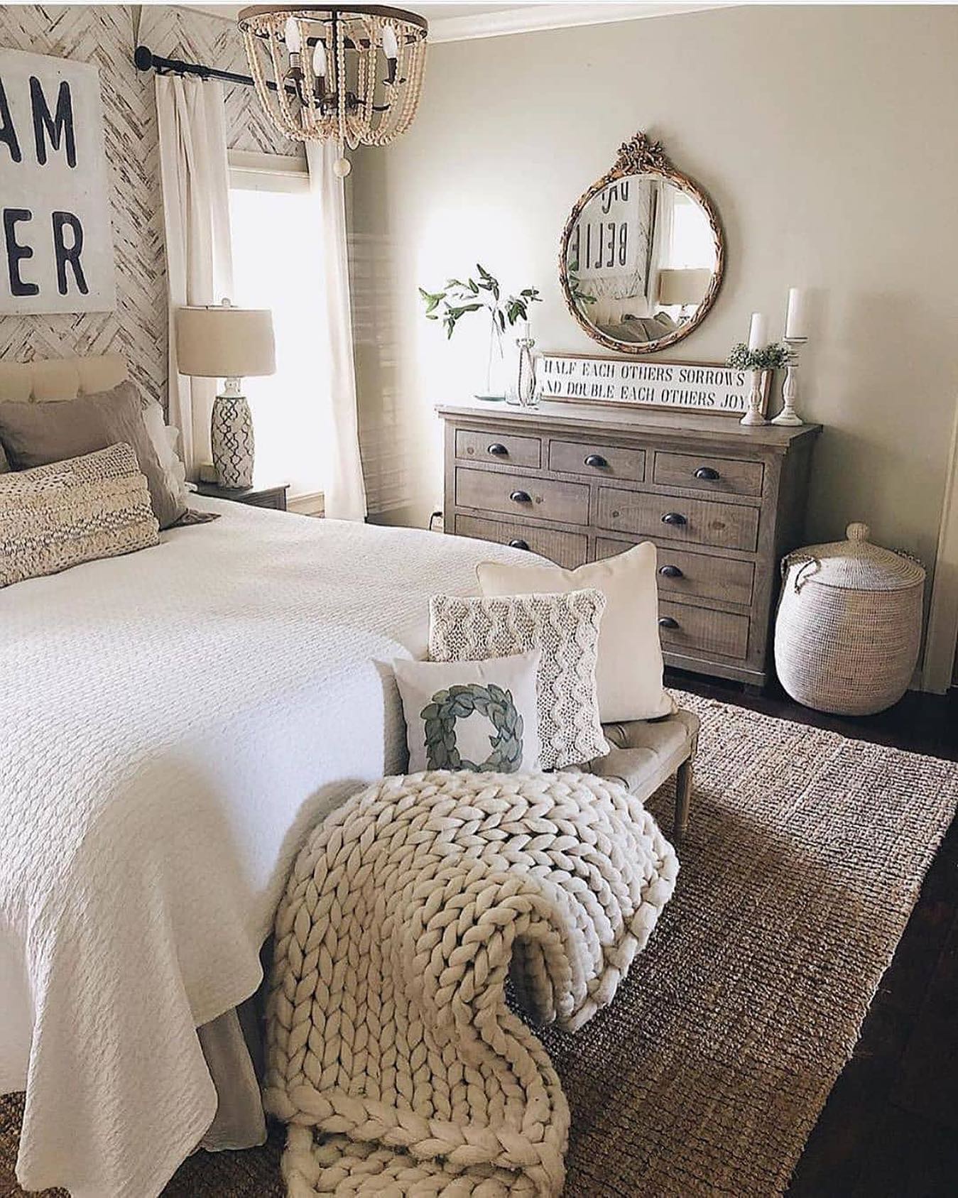 28 Cozy Farmhouse Bedroom Ideas To Copy Now (With Stunning Photos For Every Style) 12 farmhouse bedroom ideas
