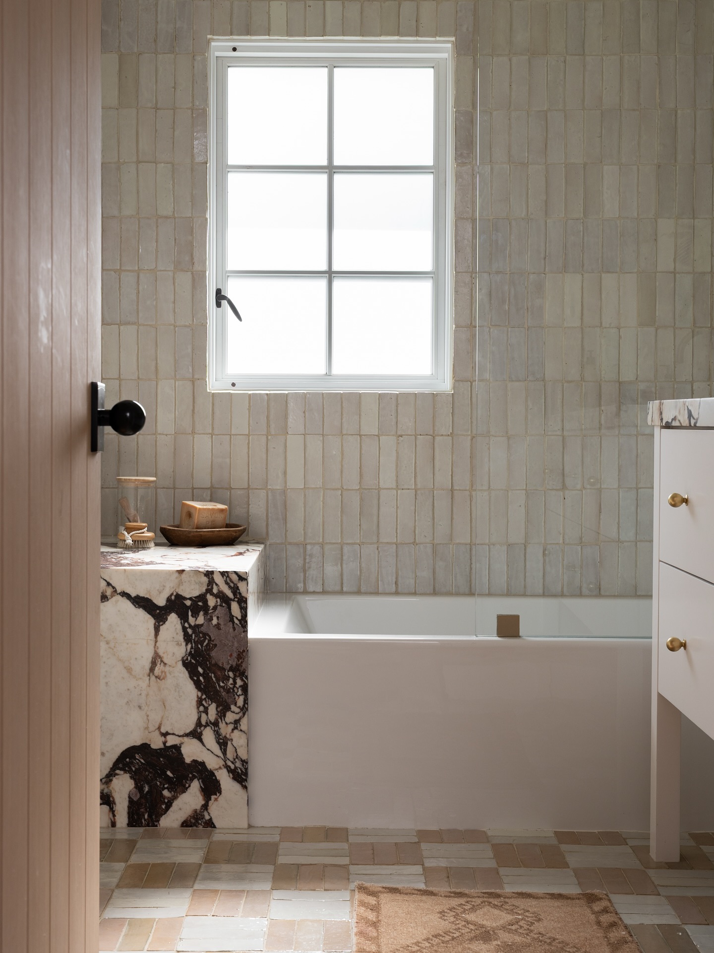 26 Stunning Open Plan Bedroom Bathroom Ideas For A Luxe, Seamless Space 9 open plan bedroom bathroom