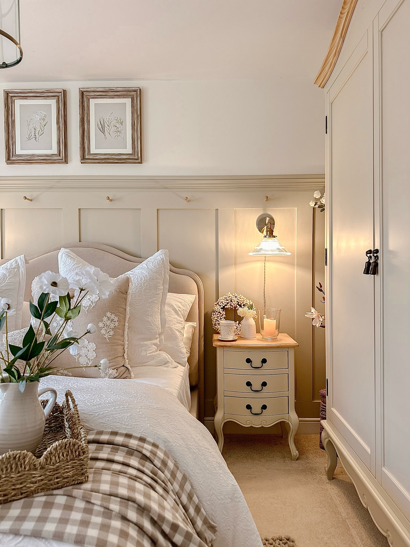 28 Cozy Farmhouse Bedroom Ideas To Copy Now (With Stunning Photos For Every Style) 10 farmhouse bedroom ideas